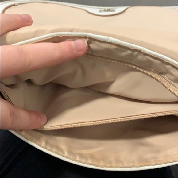 Wilson’s Leather Small White Shoulder Bag - Picture 4 of 7